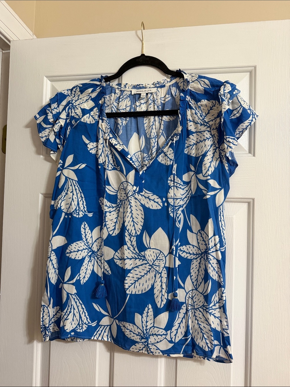 Rose + Olive Blue and White Floral Print Flutter Sleeve V Neck Blouse Size Large
